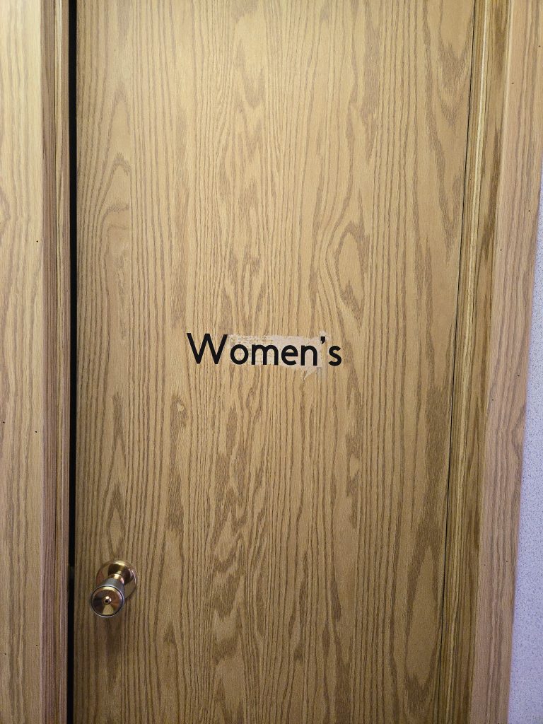 waterfowl-hunting-accommodations-honker-heaven-womens-bathroom-3